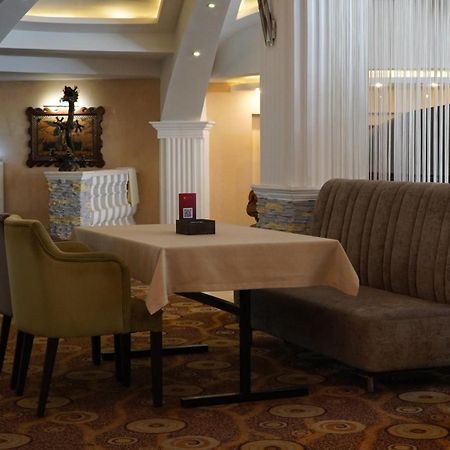 Golden Dragon Hotel Bisjkek Eksteriør billede