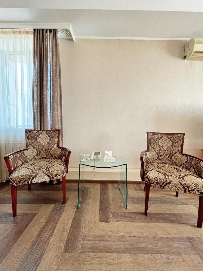 Golden Dragon Hotel Bisjkek Eksteriør billede