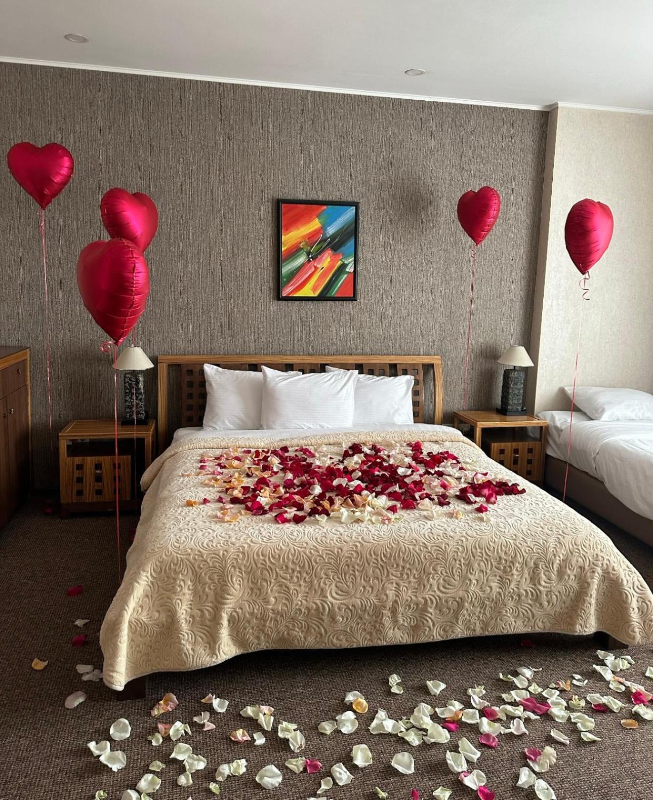 Golden Dragon Hotel Bisjkek Eksteriør billede