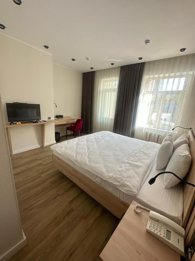 Golden Dragon Hotel Bisjkek Eksteriør billede