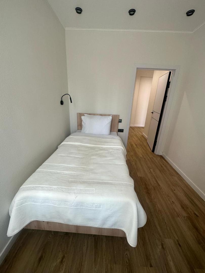Golden Dragon Hotel Bisjkek Eksteriør billede